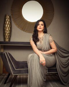 Zareen Khan Instagram - For MIDDAY SHOWBIZ AWARDS 2021
.
.
.
Saree - @monishajaising
Jewellery - @minerali_store
Makeup - @richfeel_makeovers
Hair - @xeniya.mua
Styled by @vibhutichamria
📸 - @suryachaturvedi
#PlayingDressUp #zareenkhan #MonishaJaising