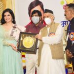 Zareen Khan Instagram - Thank you His Excellency Shri Bhagat Singh Koshyari, Hon'ble Governor for State of Maharashtra for appreciating my effort towards contributing to the society and awarding me with LOK SEVA GAURAV PURUSKAR 🙏🏻 #ThisHappened #Gratitude @bhagatsinghkoshyari #ZareenKhan Raj Bhavan Governor's House Mumbai