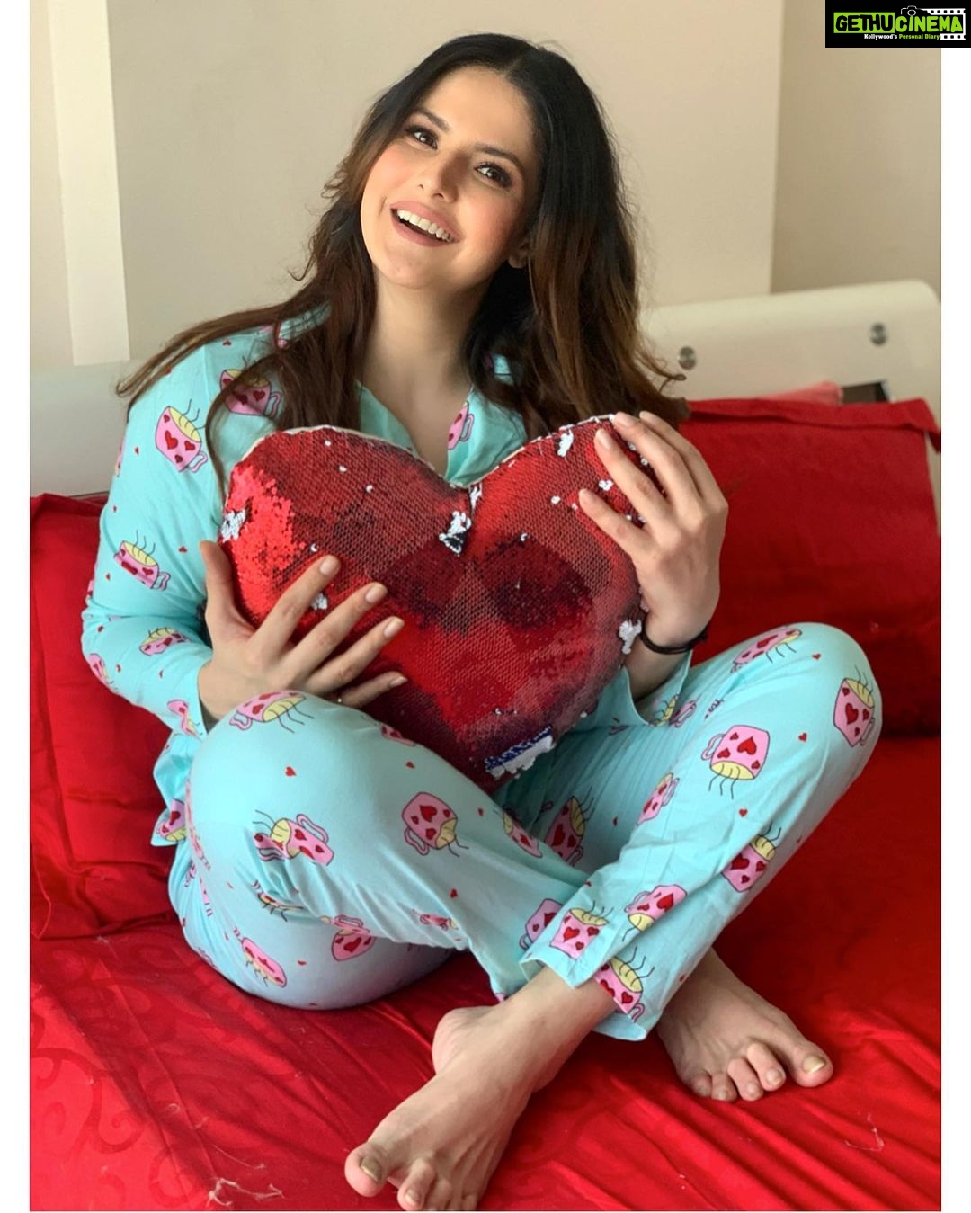 Zareen Khan Instagram - Sometimes I pretend to be Normal, But it gets boring ... So I go back to being ME ! 🤷🏻♀️ #HappySunday #HappyHippie #ZareenKhan