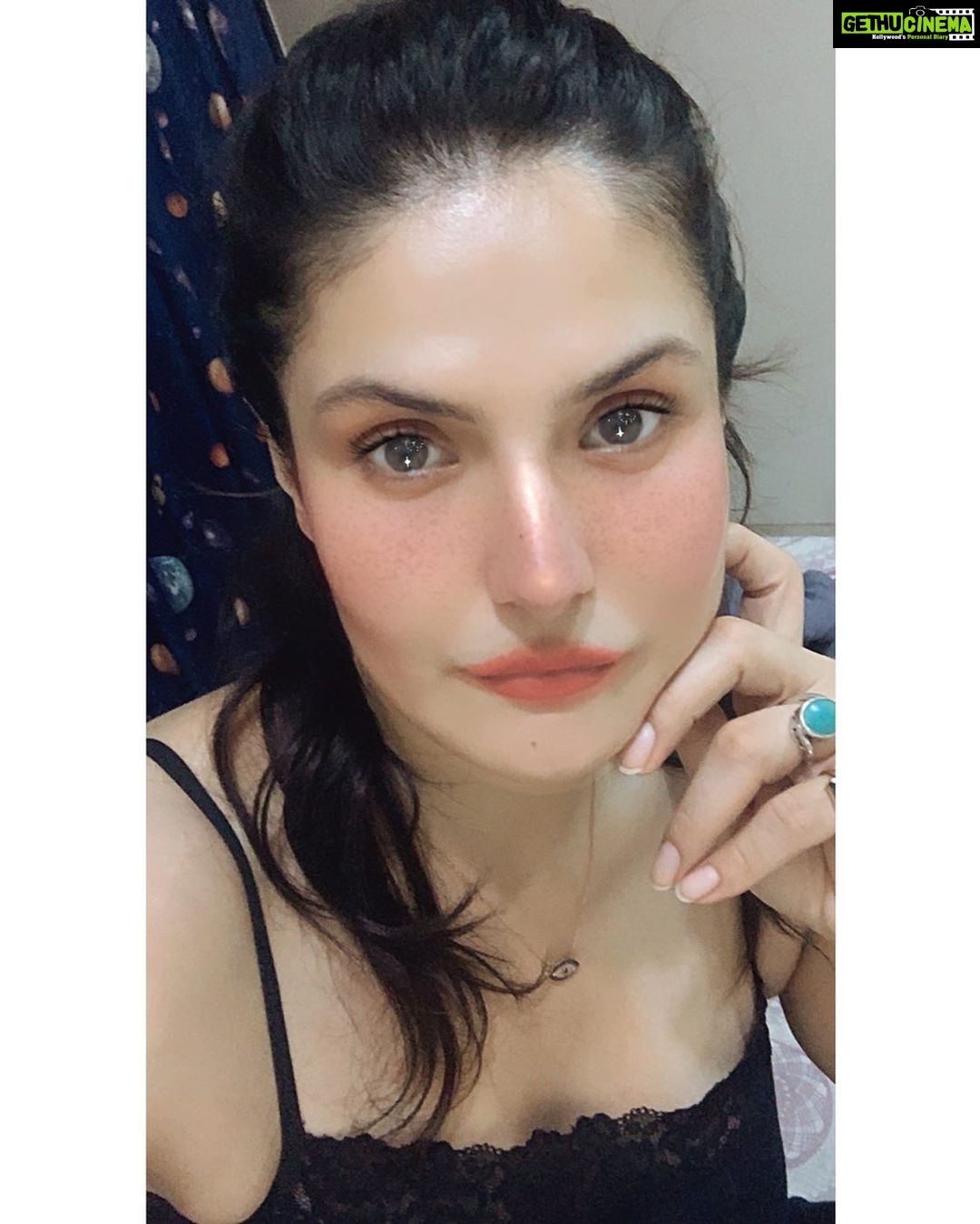 Zareen Khan - 290.6K Likes - No , I dint wake up like ... it’s just a pretty filter 😜
#ZareenKhan