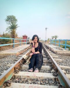 Zareen Khan Instagram - ‘Fret not where the road will take you. Instead Concentrate on the first step.
That’s the hardest part and that’s what you are responsible for.
Once you take that step, let everything do what it naturally does and the rest will follow.
Do not go with the flow.
BE THE FLOW.’ - Shams Tabrizi 

📸 - by my most fav @kingaliasgar 🤍
#Patalpani #ComingSoon #ZareenKhan
P.S. - Please don’t sit on railway tracks for pictures.