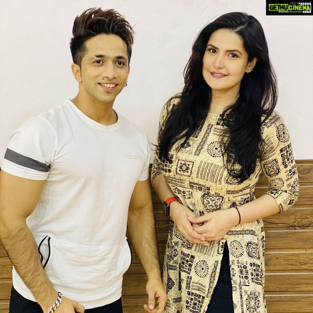 Zareen Khan Instagram - #Repost @kumar1sharma γ»γ»γ» So glad to have met you... You are a gem of a person @zareenkhan π€©π€π Something exciting is coming up guys π€© Stay Tuned !! @eshikachoomer @soodanmol_ #kumarsharma #zareenkhan #kathakrockers #indiandance #rehearsal #exciting #somethingnew