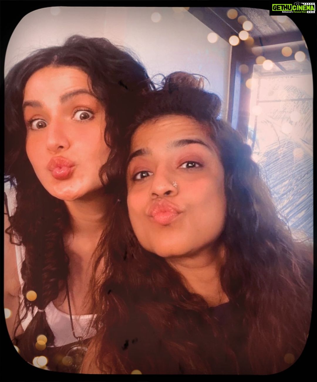 Zareen Khan Instagram - My favourite girlies ❤️ @mymalishka & @tanujadabirmakeup / @athenaofthegods #HappyGirlsAreThePrettiest #TanuCreatingMagic #DayWellSpent #ShootMode #PlayDate #ZareenKhan