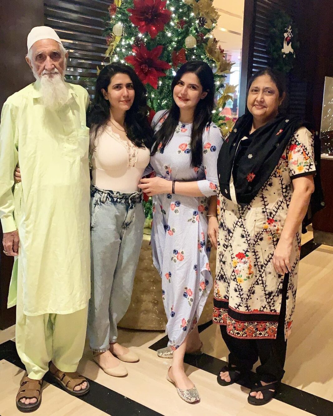Zareen Khan Instagram - Beginning the year with the Love of my Life ❤️
Happy New Year from Us to You’ll ✨✨✨
#1stDayof2021 #NewYearLunch #FamilyLove #AboutYesterday #ZareenKhan Zareen Khan Instagram - Beginning the year with the Love of my Life ❤️ Happy New Year from Us to You’ll ✨✨✨ #1stDayof2021 #NewYearLunch #FamilyLove #AboutYesterday #ZareenKhan