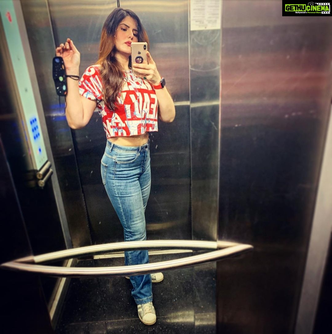 Zareen Khan Instagram - 🚩 #LiftSelfie #HappyHippie #HappySunday #DecemberMood #ZareenKhan