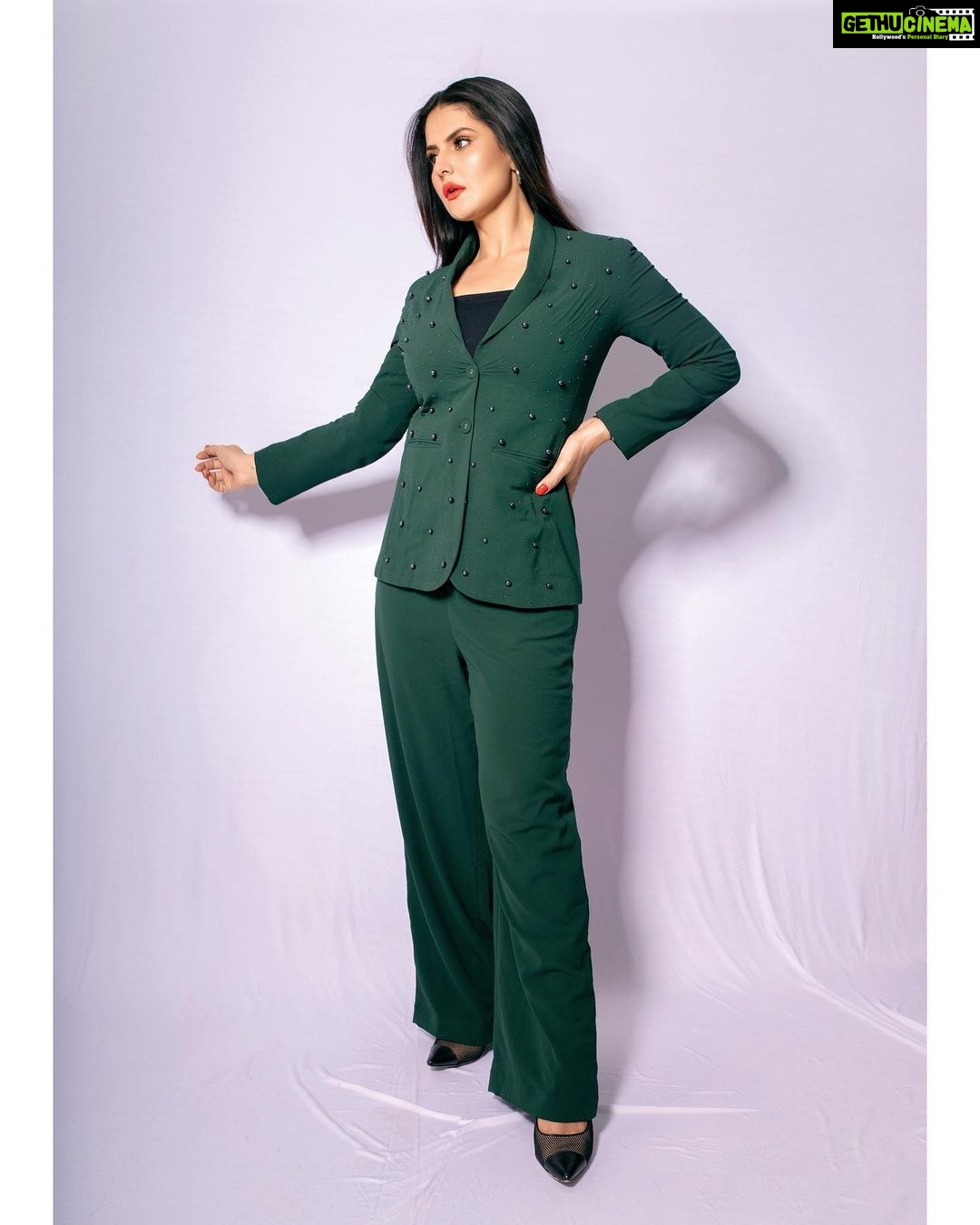 Zareen Khan Instagram - 🍀 Pantsuit by @ourlovelabel HMU - @tush_91 Styled by @trishadjani 📸 - @sjframes #ZareenKhan
