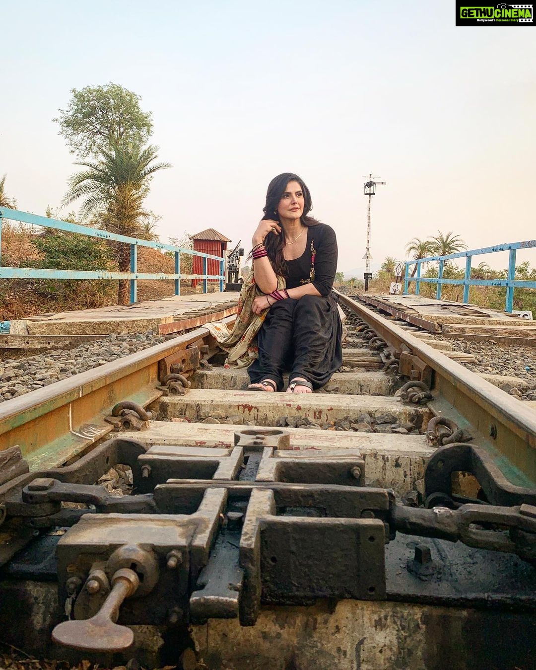 Zareen Khan - 277.5K Likes - ‘Fret not where the road will take you. Instead Concentrate on the first step.
That’s the hardest part and that’s what you are responsible for.
Once you take that step, let everything do what it naturally does and the rest will follow.
Do not go with the flow.
BE THE FLOW.’ - Shams Tabrizi
📸 - by my most fav @kingaliasgar 🤍
#Patalpani #ComingSoon #ZareenKhan
P.S. - Please don’t sit on railway tracks for pictures.