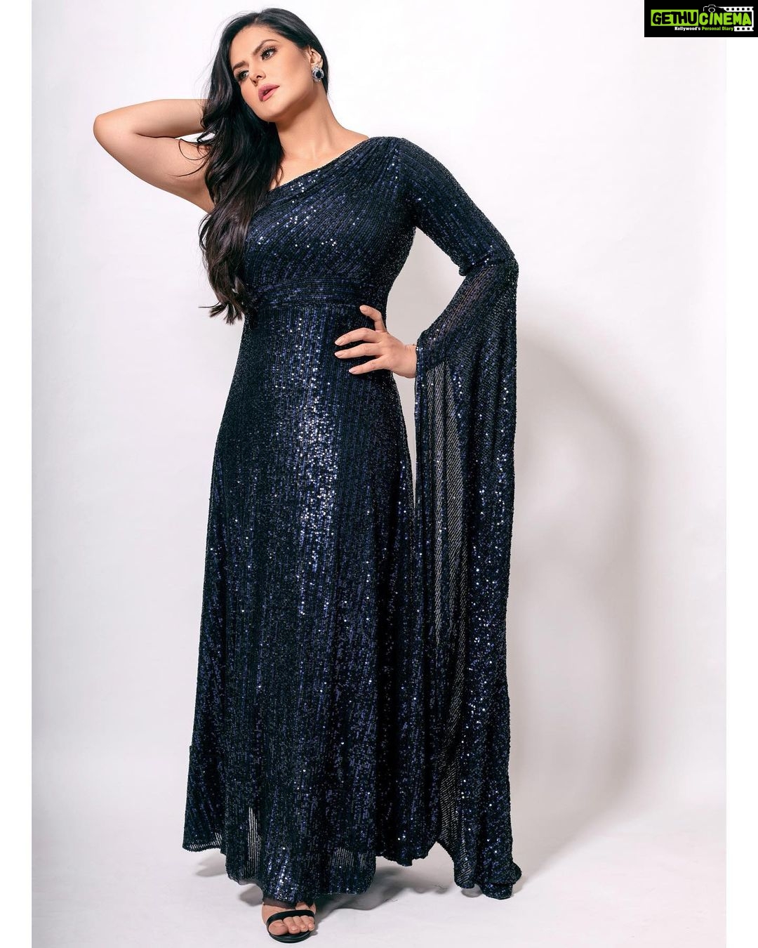 Zareen Khan Instagram - For DADASAHEB PHALKE INTERNATIONAL FILM FESTIVAL Outfit by @miraya_by_pooja_khosla Jewellery by @curiocottagejewelry MakeUp by @tush_91 Hair by @babita_bose00 Styled by @hitendrakapopara Assisted by @sameerkatariya92 Intern @rashi_lunawat 📸 - @sjframes #ZareenKhan