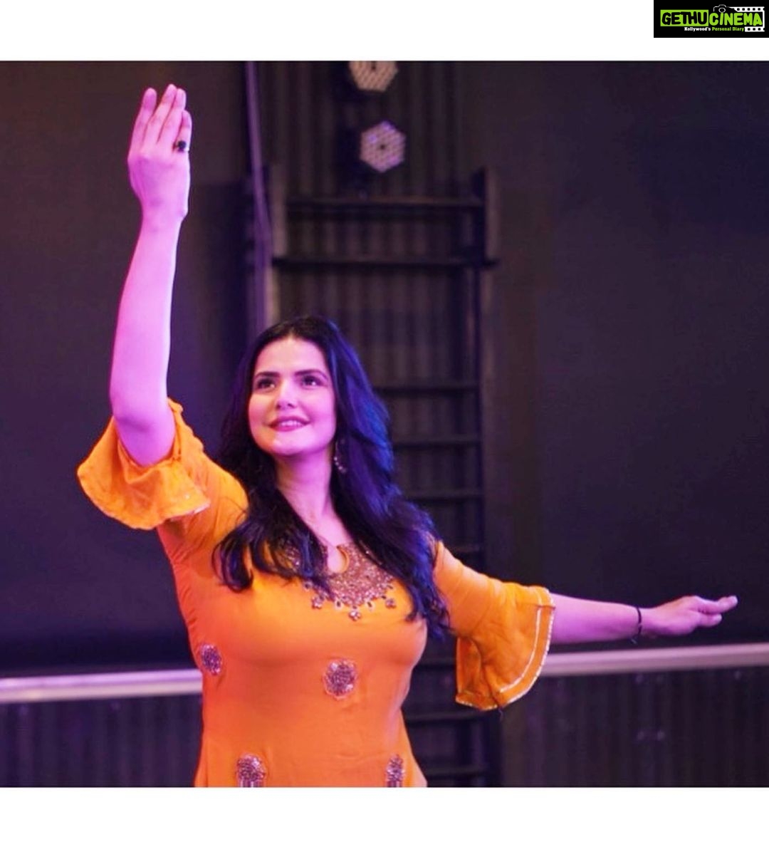 Zareen Khan Instagram - Thank you @kumar1sharma for being so patient and such an amazing teacher πβ¨ #Repost @kumar1sharma γ»γ»γ» It was an amazing experience to shoot a video with you ji @zareenkhan π€©π€. You are so amazing and I was surprised that you learnt this Shudh Kathak Tihaai in 2 sessions. Many More videos to come. π€© Outfits @khushu712 Hair @irfanshaikh_hair Pictures & Video @hashntag.media Thankyou #HashtagMedia π€ #kathak #newvideo #teentaal #tihaai #kumarsharma #zareenkhan #bollywood #kathakdance #kathakrockers