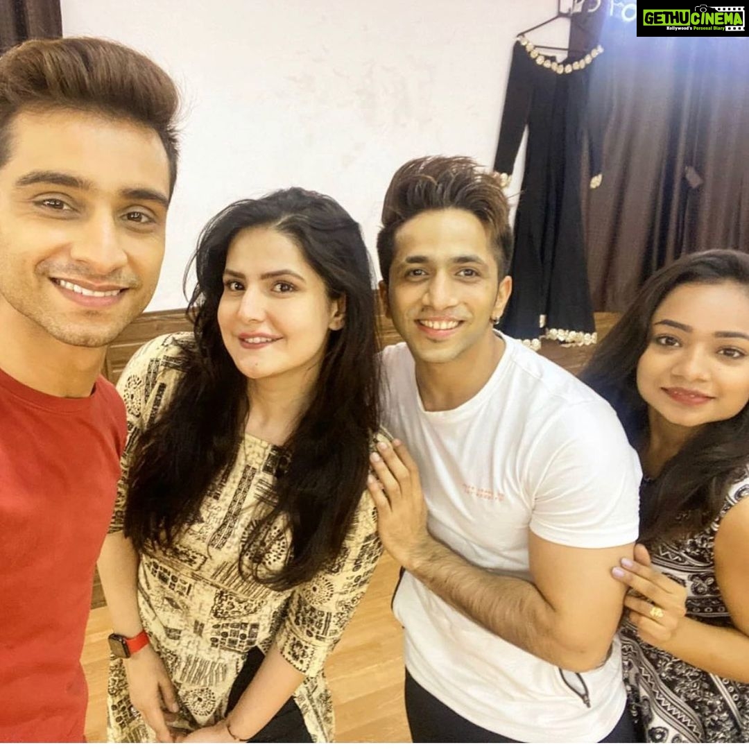 Zareen Khan Instagram - #Repost @kumar1sharma γ»γ»γ» So glad to have met you... You are a gem of a person @zareenkhan π€©π€π Something exciting is coming up guys π€© Stay Tuned !! @eshikachoomer @soodanmol_ #kumarsharma #zareenkhan #kathakrockers #indiandance #rehearsal #exciting #somethingnew