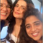 Zareen Khan Instagram - My favourite girlies ❤️ @mymalishka & @tanujadabirmakeup / @athenaofthegods #HappyGirlsAreThePrettiest #TanuCreatingMagic #DayWellSpent #ShootMode #PlayDate #ZareenKhan