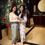 Zareen Khan Instagram – Beginning the year with the Love of my Life ❤️
Happy New Year from Us to You’ll ✨✨✨
#1stDayof2021 #NewYearLunch #FamilyLove #AboutYesterday #ZareenKhan