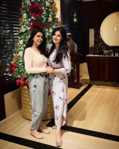 Zareen Khan Instagram - Beginning the year with the Love of my Life ❤️
Happy New Year from Us to You’ll ✨✨✨
#1stDayof2021 #NewYearLunch #FamilyLove #AboutYesterday #ZareenKhan
