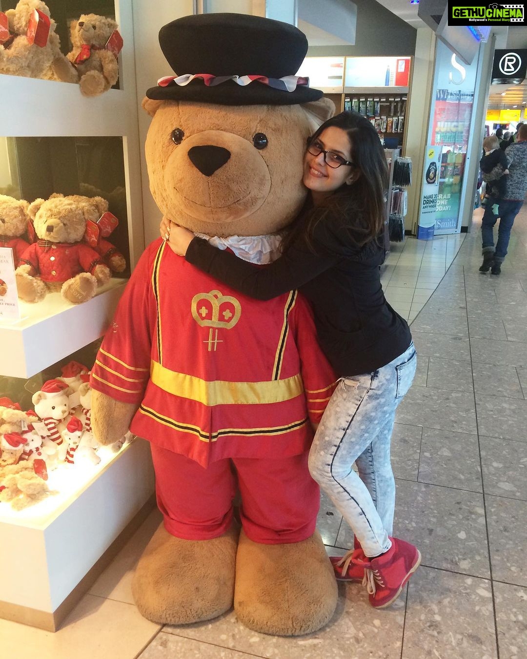 Zareen Khan Instagram - Hugs are always a great idea ! #HappySunday #HappyHippie #ZareenKhan