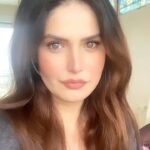 Zareen Khan Instagram - ✌🏻 #WeekendVibes #ZareenKhan