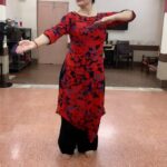 Zareen Khan Instagram - This is just my 4th class and I feel I’m getting there … what do you guys think ? #Kathak #IndianClassicalDance #Love #ZareenKhan @rajendrachaturvedi Nateshwar Nritya Kala Mandir - Kathak Institute of Late Natraj Gopi Krishna