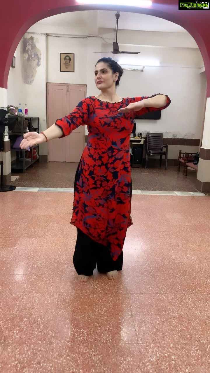 Zareen Khan Instagram - This is just my 4th class and I feel I’m getting there … what do you guys think ? #Kathak #IndianClassicalDance #Love #ZareenKhan @rajendrachaturvedi Nateshwar Nritya Kala Mandir - Kathak Institute of Late Natraj Gopi Krishna