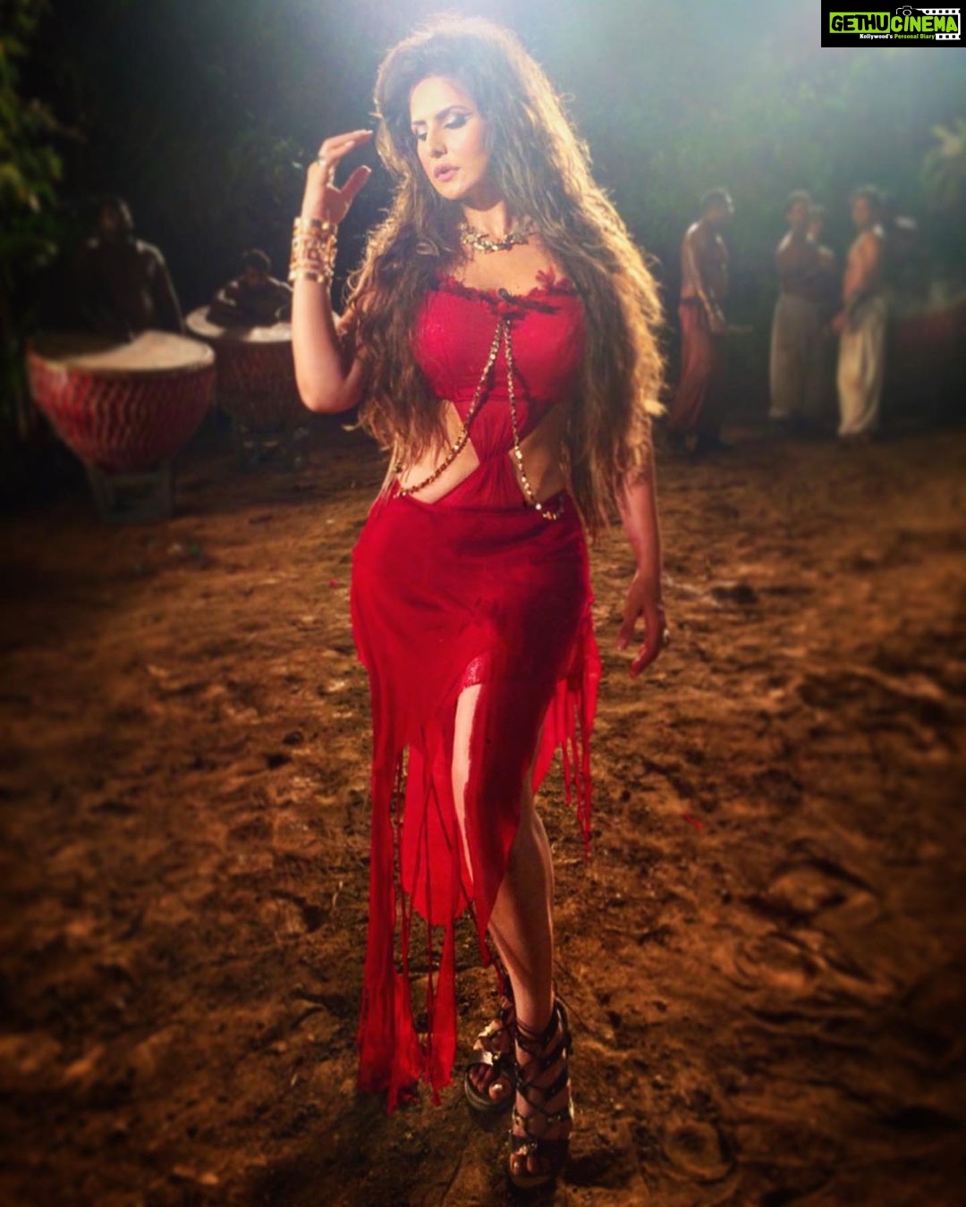 Zareen Khan Instagram - 🥀 Can you guess which song this is from ? Comment below ! #FavLook #Throwback #ThrowbackTuesday #TbT #ZareenKhan