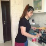 Zareen Khan Instagram - Tried making almond flour Dosa ... wanna know if it was a success or not ? Watch full video on my YouTube channel .... LINK IN BIO #LetsPakaaoWithZareen #AlmondFlourDosa #Keto #KetoFriendly #ZareenKhan