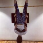 Zareen Khan Instagram - 🧘🏻‍♀️ #Yoga #Inversions @ravindra.rawat_ #ZareenKhan