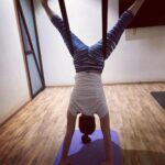 Zareen Khan Instagram - 🧘🏻‍♀️ #Yoga #Inversions @ravindra.rawat_ #ZareenKhan