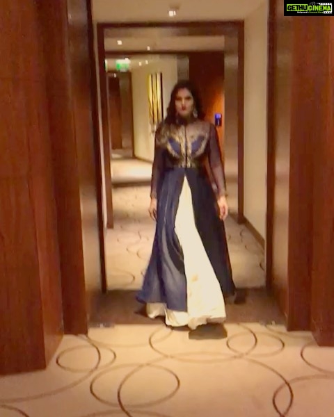 Zareen Khan Instagram - Who else missing dressing up days ? 🙇🏻♀️ #QuarantineLife #StayHome #StaySafe #ThisTooShallPass #ZareenKhan