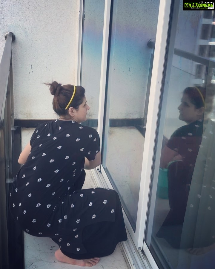 Zareen Khan Instagram - The best kind of workout in this quarantine period is cleaning your house ... atleast I’ve come to realise tht 🤪 #MondayMotivation #BackToBasics #BestHomeWorkout #Quarantine #FitnessInCoronaTimes #StayHome #StaySafe #ZareenKhan