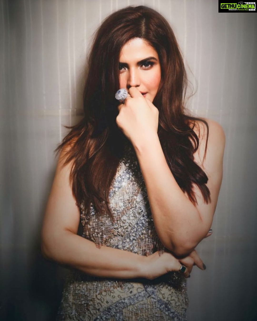 Zareen Khan Instagram - It’s so healthy to spend time alone ! 🥰 #Reflect #StayHome #StaySafe #Covid_19 #ZareenKhan