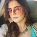 Zareen Khan Instagram - Road tripping 🚗💨💨💨 #JeepBollywoodTrails #Mood #ZareenKhan @jeepindia