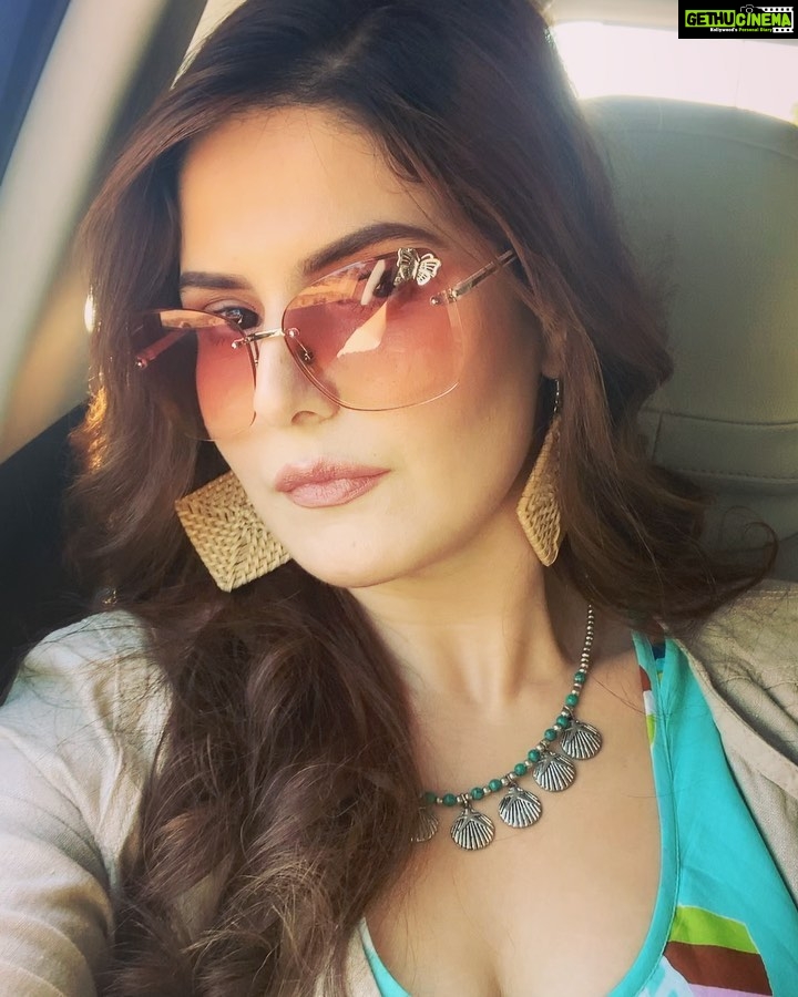 Zareen Khan Instagram - Road tripping 🚗💨💨💨 #JeepBollywoodTrails #Mood #ZareenKhan @jeepindia