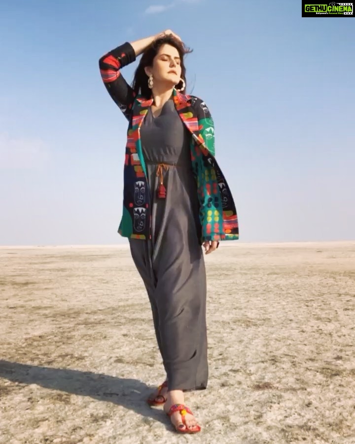 Zareen Khan Instagram - ‘The quieter you become , The more you are able to hear’ - RUMI #RannOfKutch #WhiteDesert #Bhuj #IncredibleIndia #TravelWithZareen #HappyHippie #TravelDiaries #WanderLust #JeepBollywoodTrails #KeepWandering #ZareenKhan 📸 - @rishabskhanna