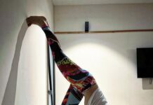 Zareen Khan Instagram - 🧘🏻‍♀️ #Inversions #Yoga #MondayMotivation #ZareenKhan @ravindra.rawat_