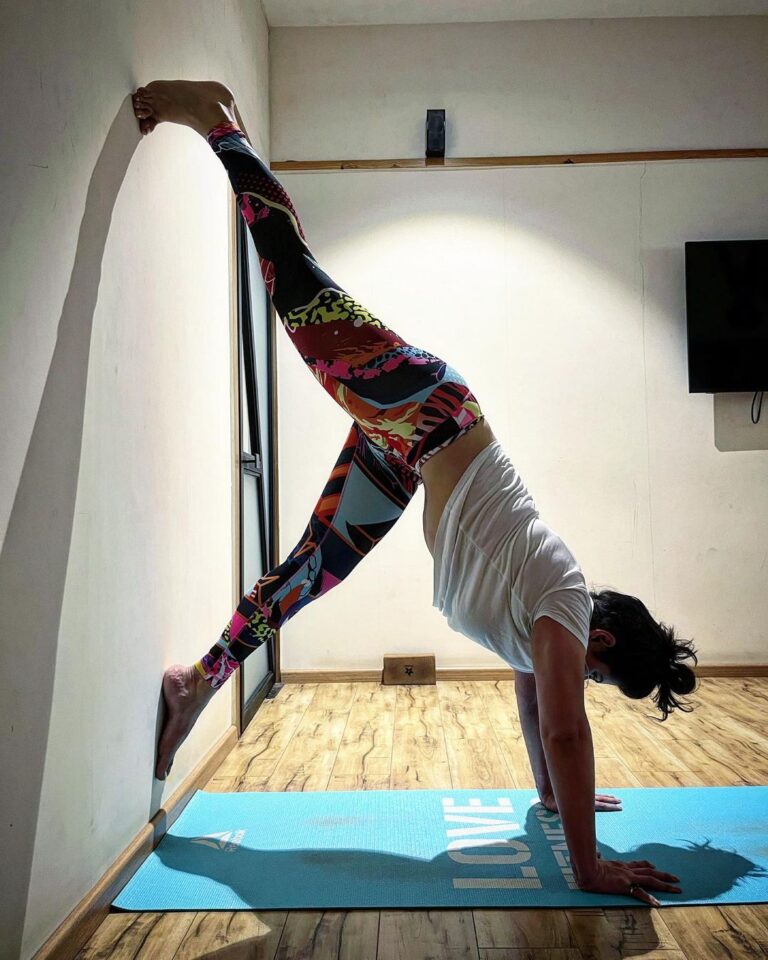 Zareen Khan Instagram - 🧘🏻‍♀️ #Inversions #Yoga #MondayMotivation #ZareenKhan @ravindra.rawat_
