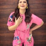 Zareen Khan Instagram - 🍭 Outfit by @mashbymalvikashroff Earrings by @bellofox Shoes by @adidas Make up - @reshmaamerchant Hair - @ashwini_hairstylist Styled by @hitendrakapopara Assisted by @shiks_gupta25 & @sameerkatariya92 #JeepBollywoodTrails #ZareenKhan