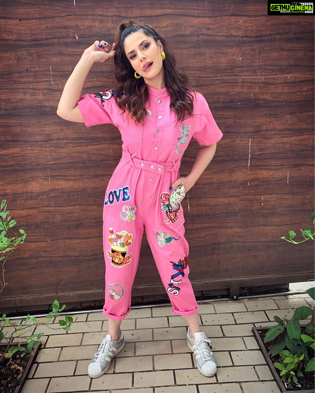 Zareen Khan Instagram - 🍭 Outfit by @mashbymalvikashroff Earrings by @bellofox Shoes by @adidas Make up - @reshmaamerchant Hair - @ashwini_hairstylist Styled by @hitendrakapopara Assisted by @shiks_gupta25 & @sameerkatariya92 #JeepBollywoodTrails #ZareenKhan