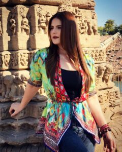 Zareen Khan Instagram - 1 , 2 , 3 or 4 ?

#Ahmedabad #IncredibleIndia #TravelWithZareen #HappyHippie #TravelDiaries #WanderLust #JeepBollywoodTrails #KeepWandering #ZareenKhan @jeepindia @axnindia
📸 - @rishabskhanna