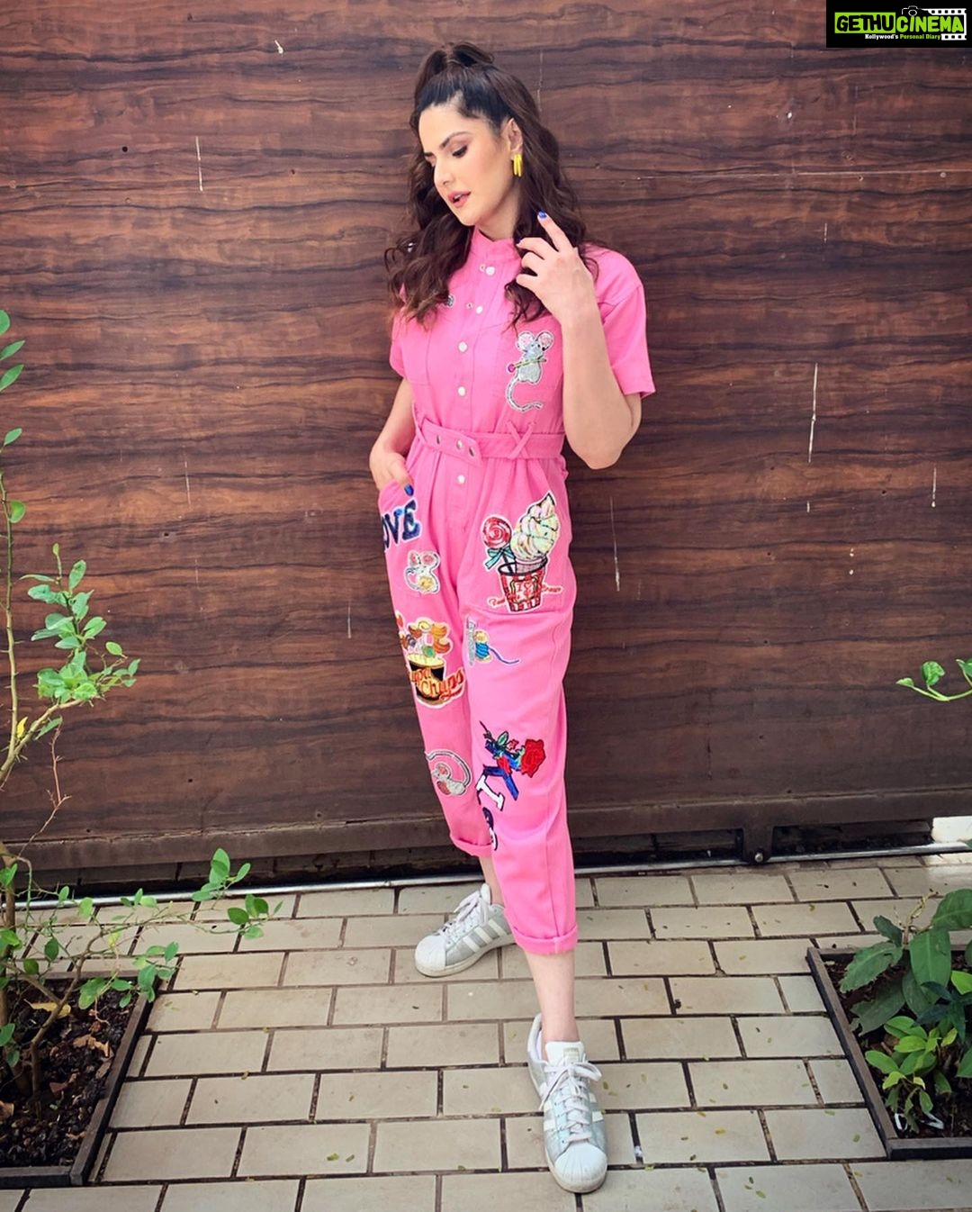 Zareen Khan Instagram - 🍭 Outfit by @mashbymalvikashroff Earrings by @bellofox Shoes by @adidas Make up - @reshmaamerchant Hair - @ashwini_hairstylist Styled by @hitendrakapopara Assisted by @shiks_gupta25 & @sameerkatariya92 #JeepBollywoodTrails #ZareenKhan