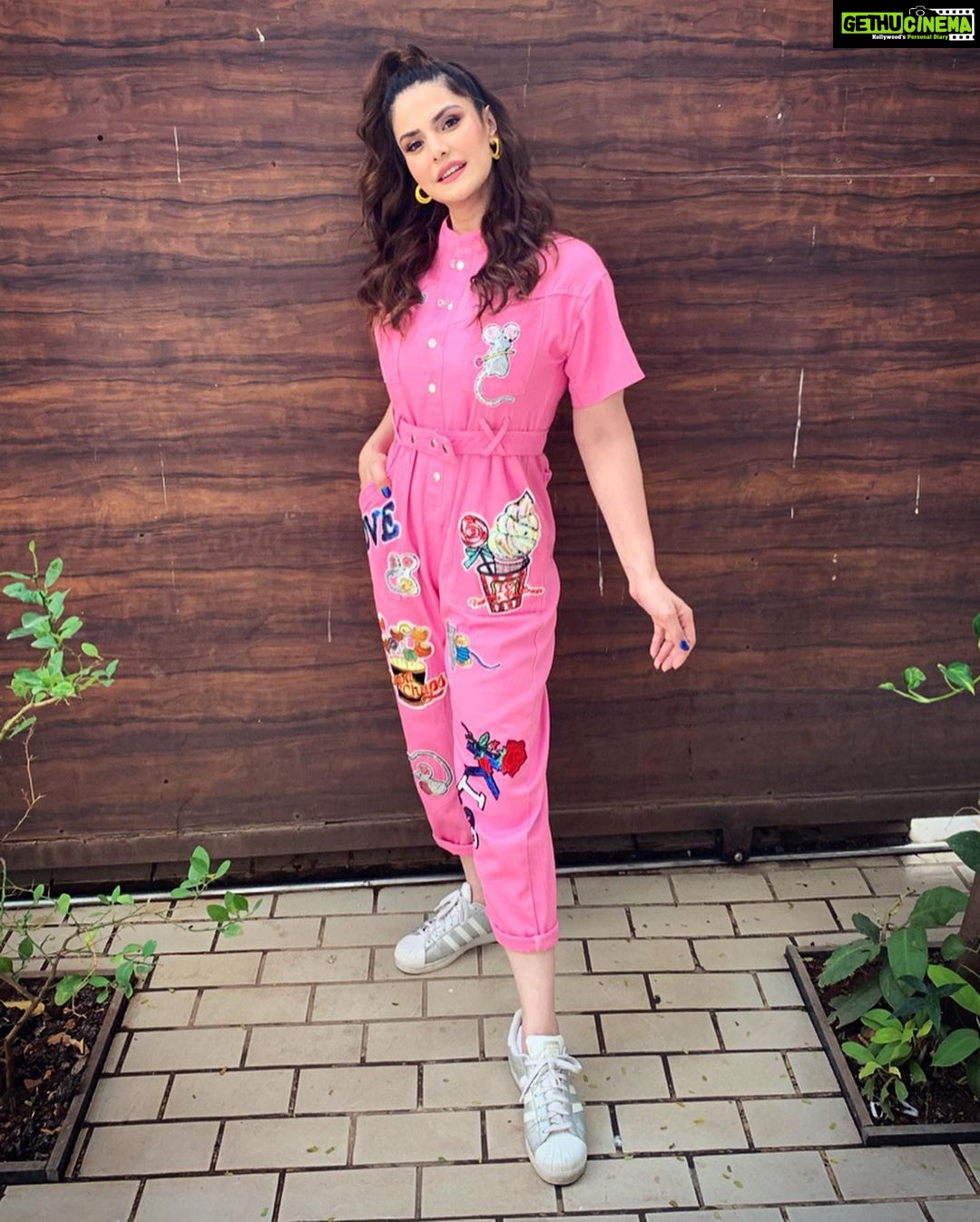 Zareen Khan Instagram - 🍭 Outfit by @mashbymalvikashroff Earrings by @bellofox Shoes by @adidas Make up - @reshmaamerchant Hair - @ashwini_hairstylist Styled by @hitendrakapopara Assisted by @shiks_gupta25 & @sameerkatariya92 #JeepBollywoodTrails #ZareenKhan