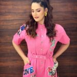 Zareen Khan Instagram - 🍭 Outfit by @mashbymalvikashroff Earrings by @bellofox Shoes by @adidas Make up - @reshmaamerchant Hair - @ashwini_hairstylist Styled by @hitendrakapopara Assisted by @shiks_gupta25 & @sameerkatariya92 #JeepBollywoodTrails #ZareenKhan