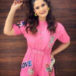 Zareen Khan Instagram - 🍭 Outfit by @mashbymalvikashroff Earrings by @bellofox Shoes by @adidas Make up - @reshmaamerchant Hair - @ashwini_hairstylist Styled by @hitendrakapopara Assisted by @shiks_gupta25 & @sameerkatariya92 #JeepBollywoodTrails #ZareenKhan