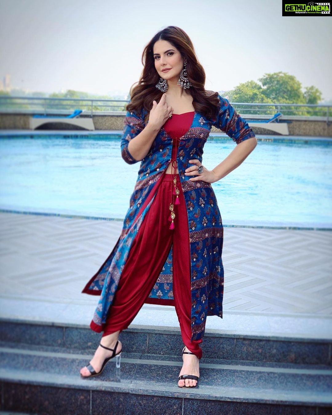 Zareen Khan - 300.5K Likes - 🍇
Outfit - @surbi_mahna
Jewellery - @shilpigoyaljewellery
Make up - @bijoyjeet.saikia
Hair - @ashwini_hairstylist
Styled by @bikanta
#ZareenKhan