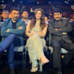 Zareen Khan Instagram - Starry night with @iamsunnydeol & @manojtiwari.mp 🤩 #IBFA2019 #Singapore #ZareenKhan