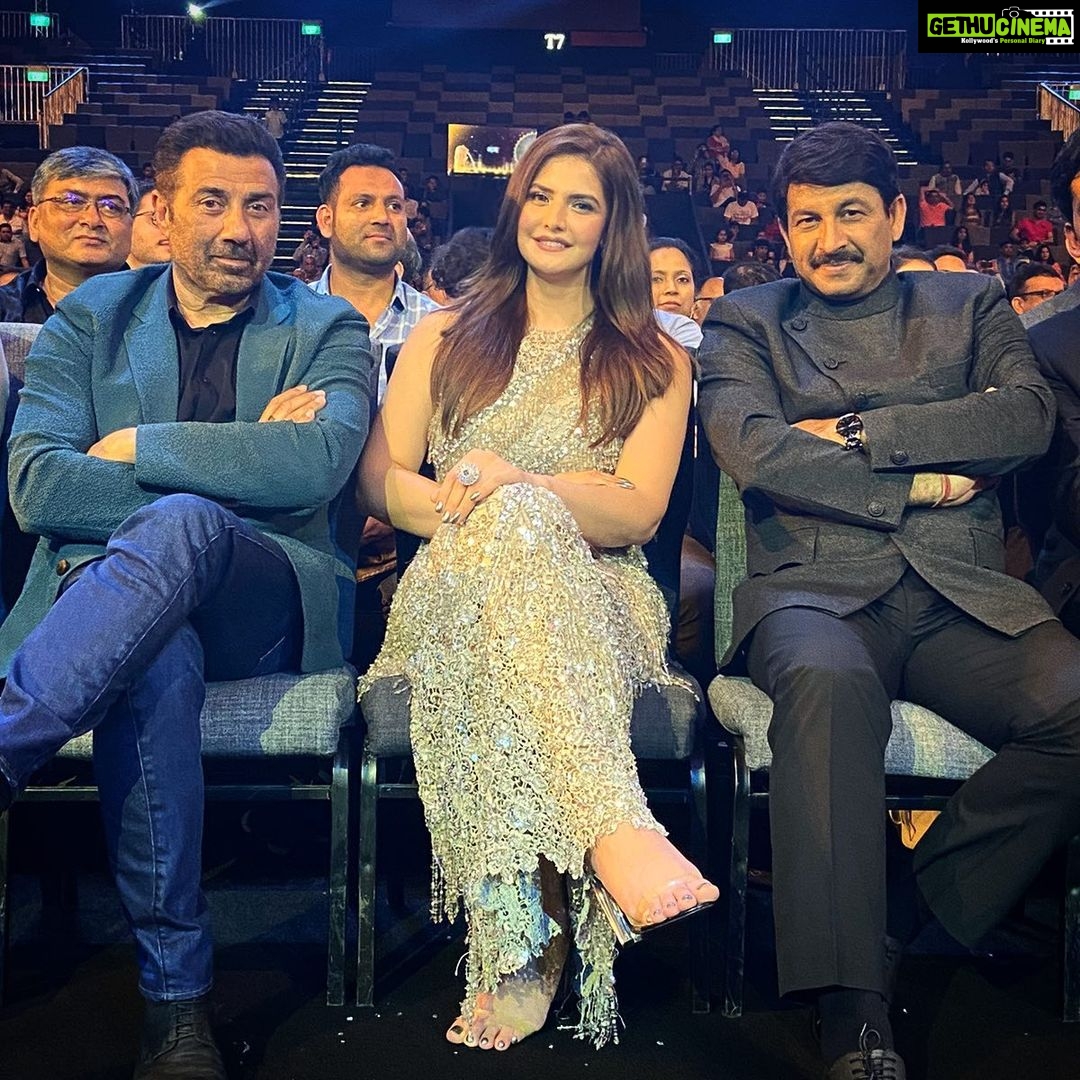 Zareen Khan Instagram - Starry night with @iamsunnydeol & @manojtiwari.mp 🤩 #IBFA2019 #Singapore #ZareenKhan