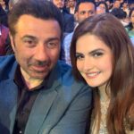 Zareen Khan Instagram - Fangirl moment with the most humble @iamsunnydeol sir 🤩 #IBFA2019 #Singapore #ZareenKhan
