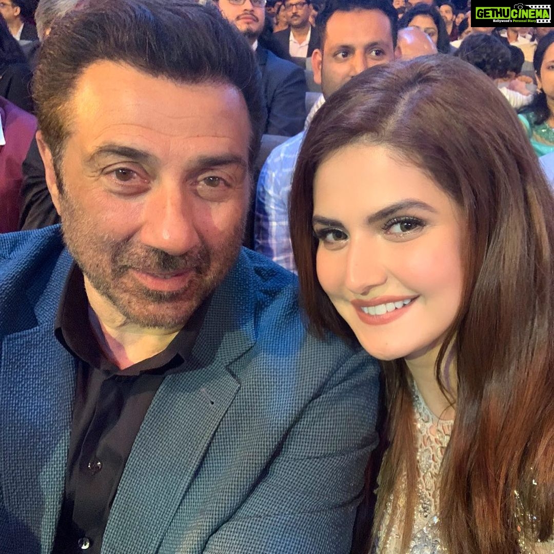 Zareen Khan Instagram - Fangirl moment with the most humble @iamsunnydeol sir 🤩 #IBFA2019 #Singapore #ZareenKhan