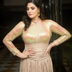 Zareen Khan Instagram – 👑

Outfit – @ashnavaswaniofficial 
Outfit styled by @hitendrakapopara 
Jewellery – @suhana_art_and_jewels 
Jewellery styled by @adityas2014 
Make up – @bijoyjeet.saikia_makeupartist
Hair – @abdul_hairstylist
📸 – @ishootupay 

#ZareenKhan 
Managed by @piyuushj9