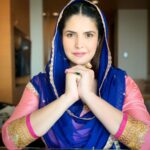 Zareen Khan Instagram – Sri GURU NANAK DEV JI 550th Gurpurubh di saareyaa nu lakh lakh vadaayian 🙏🏻✨
#550thbirthanniversaryofgurunanakdevji