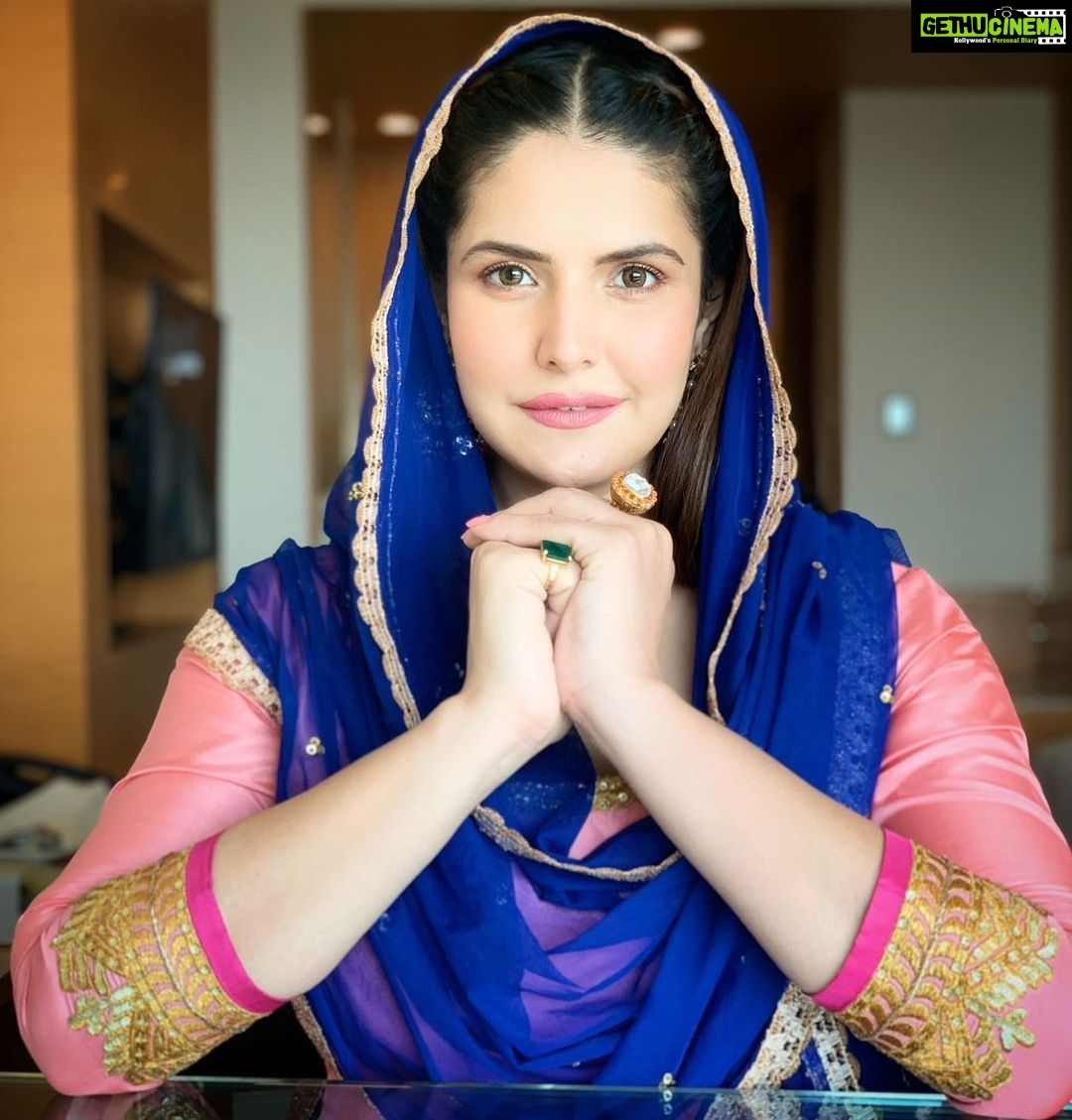 Zareen Khan Instagram - Sri GURU NANAK DEV JI 550th Gurpurubh di saareyaa nu lakh lakh vadaayian 🙏🏻✨ #550thbirthanniversaryofgurunanakdevji