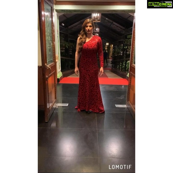 Zareen Khan Instagram - 💃🏼 Outfit by @divarosebysimranaggarwal Styled by @bikanta Managed by @ronitasharmarekhi #AboutLastNight #ZareenKhan . . . 🎶 Patola @gururandhawa & @iambohemia