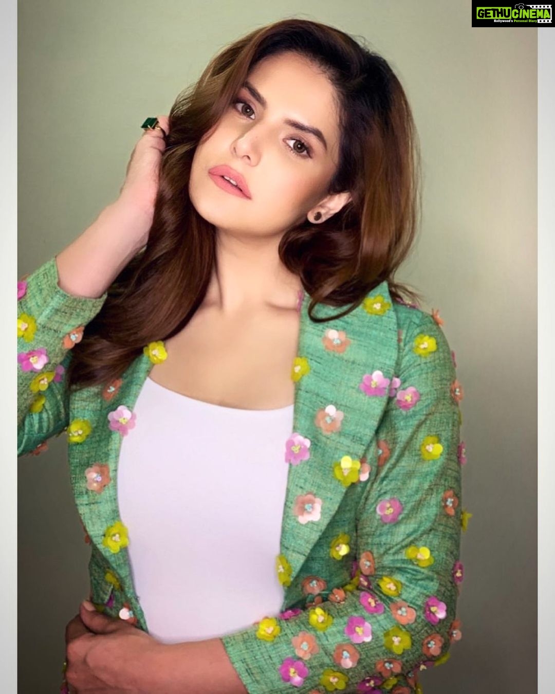 Zareen Khan Instagram - 🍀 MakeUp - @makeupbyreshmerchant Hair - @ashwini_hairstylist Styled by @trishadjani Managed by @ronitasharmarekhi #ZareenKhan